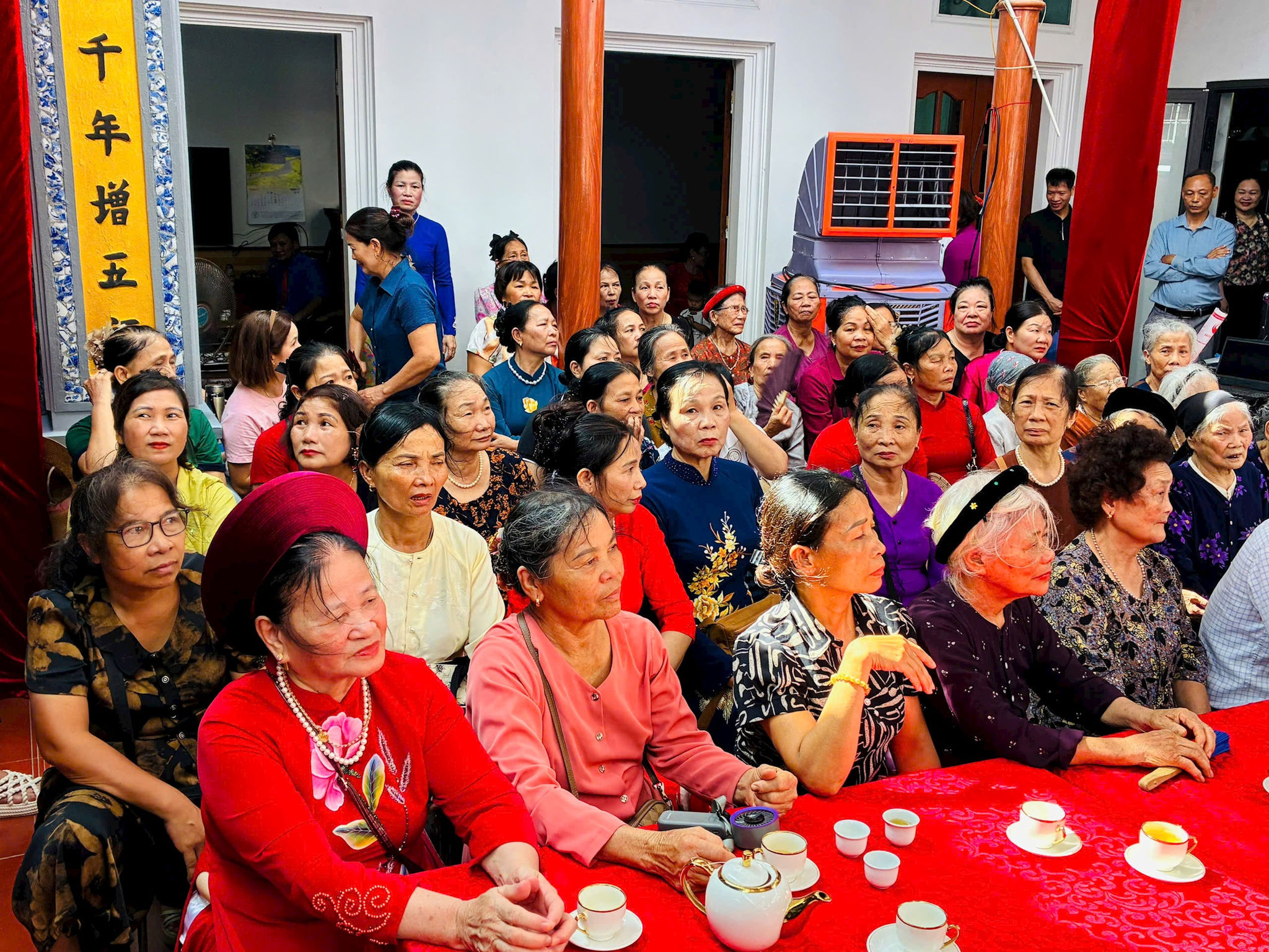 Con cháu họ Trần ba chi làng Thượng Hiệp tề tựu tại lễ khánh thành nhà thờ họ. Ảnh: Bích Hạnh