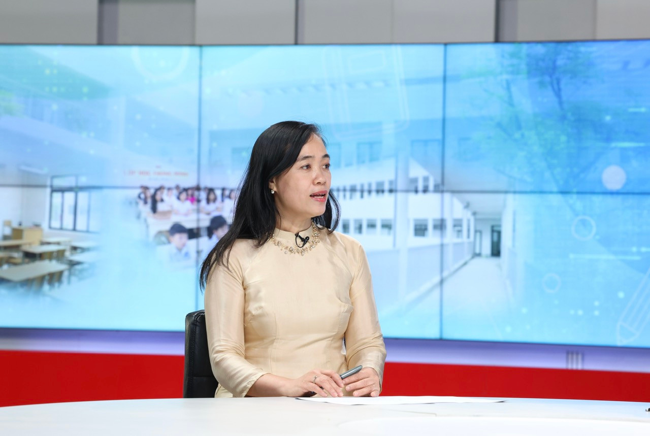 Nhà giáo Vũ Hạnh Nguyên, Hiệu trưởng Trường THCS Chu Văn An, phường Tây Hồ, thành phố Hà Nội trao đổi tại chương trình. Ảnh: Thanh Hải