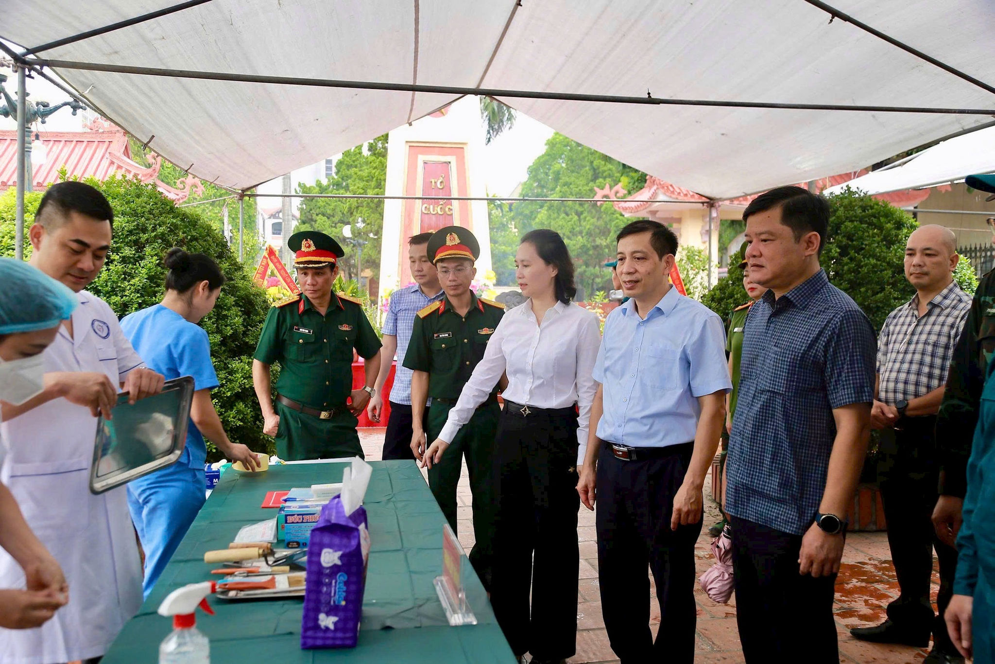 Đồng chí Cấn Thị Việt Hà - Bí thư Đảng ủy, Chủ tịch HĐND phường động viên lực lượng lấy mẫu. Ảnh Thùy Dưo