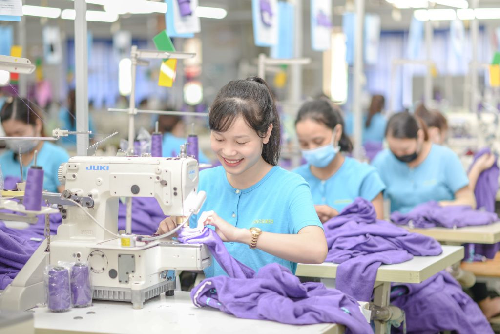 Sản xuất hàng dệt may xuất khẩu tại Tập đoàn Dệt may Việt Nam. Ảnh: K