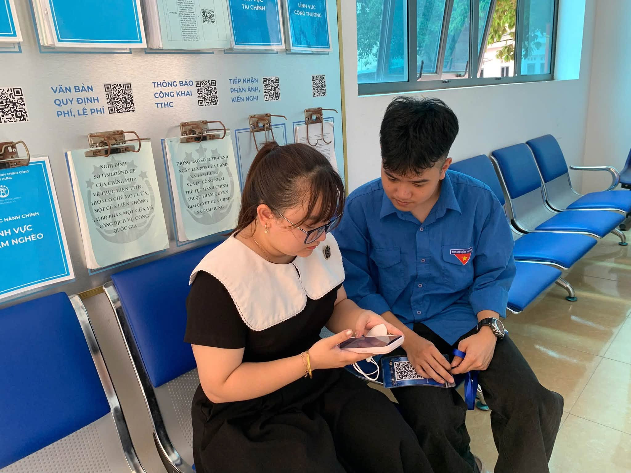 Tuổi trẻ Tam Hưng phát huy tinh thần xung kích trong cải cách hành chính và chuyển đổi số, góp phần đưa các tiện ích số đến gần hơn với người dân. Ảnh: Tuyết Tuyết