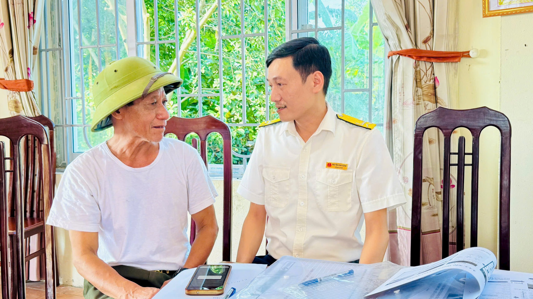 Người dân được “cầm tay chỉ việc”, hướng dẫn từ cài đặt eTax Mobile, VNeID, liên kết ngân hàng đến sử dụng các dịch vụ thanh toán, giao dịch điện tử an toàn, tiện lợi. Ảnh: Tuyết Tuyết