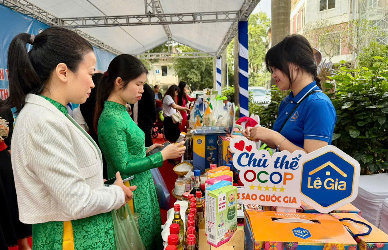 gioi-thieu-san-pham-nuoc-mam-cua-tinh-thanh-hoa-tai-hoi-cho-ket-noi-tieu-thu-nong-san-do-so-nong-nghiep-va-moi-truong-ha-noi-to-chuc.-anh-minh-phuong.jpg