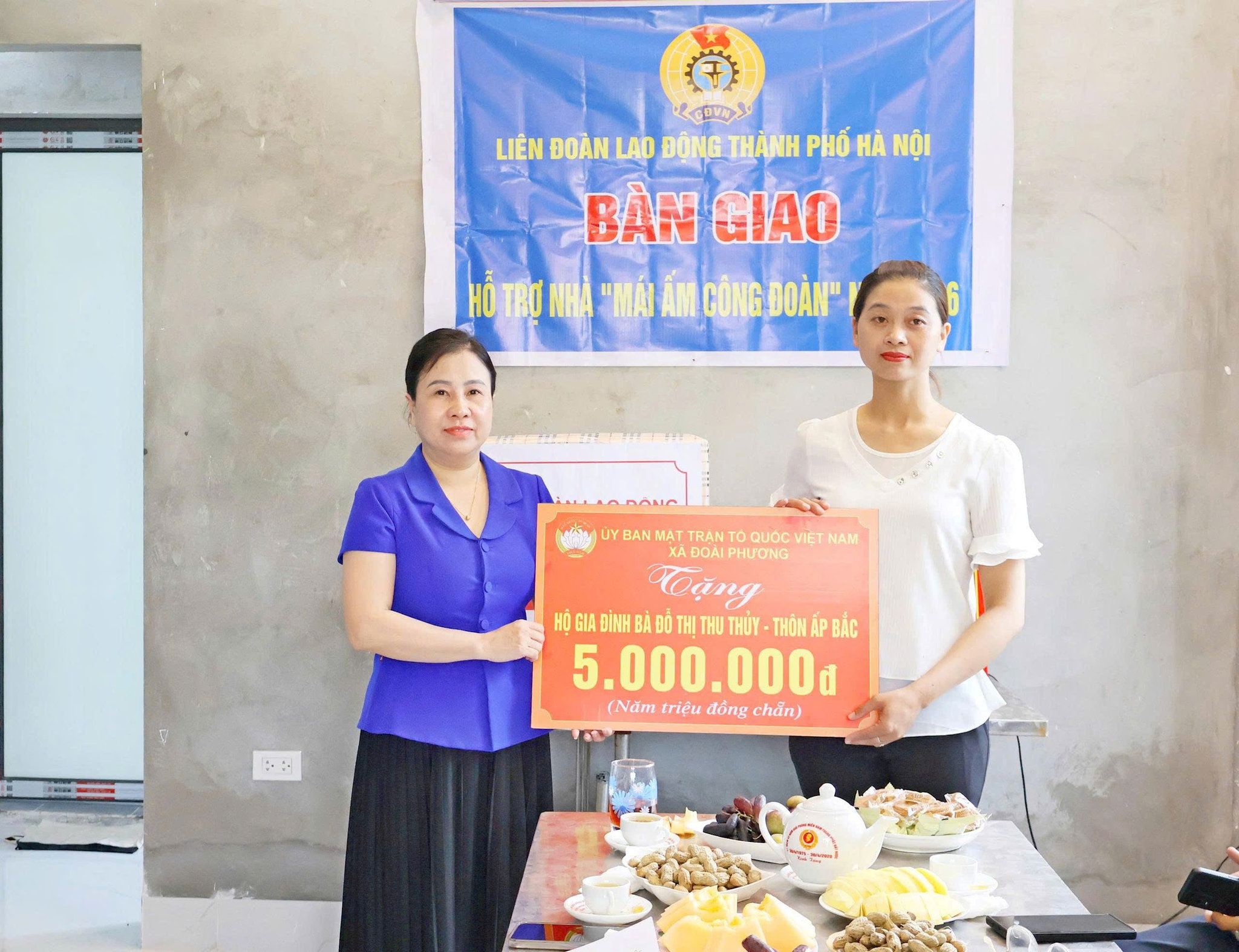Chị Đỗ Thị Thu Thủy, đoàn viên Công đoàn Trường Tiểu học Sơn Đông phấn khởi nhận hỗ trợ của các tổ chức, cá nhân. Ảnh: Ngọc Ánh.