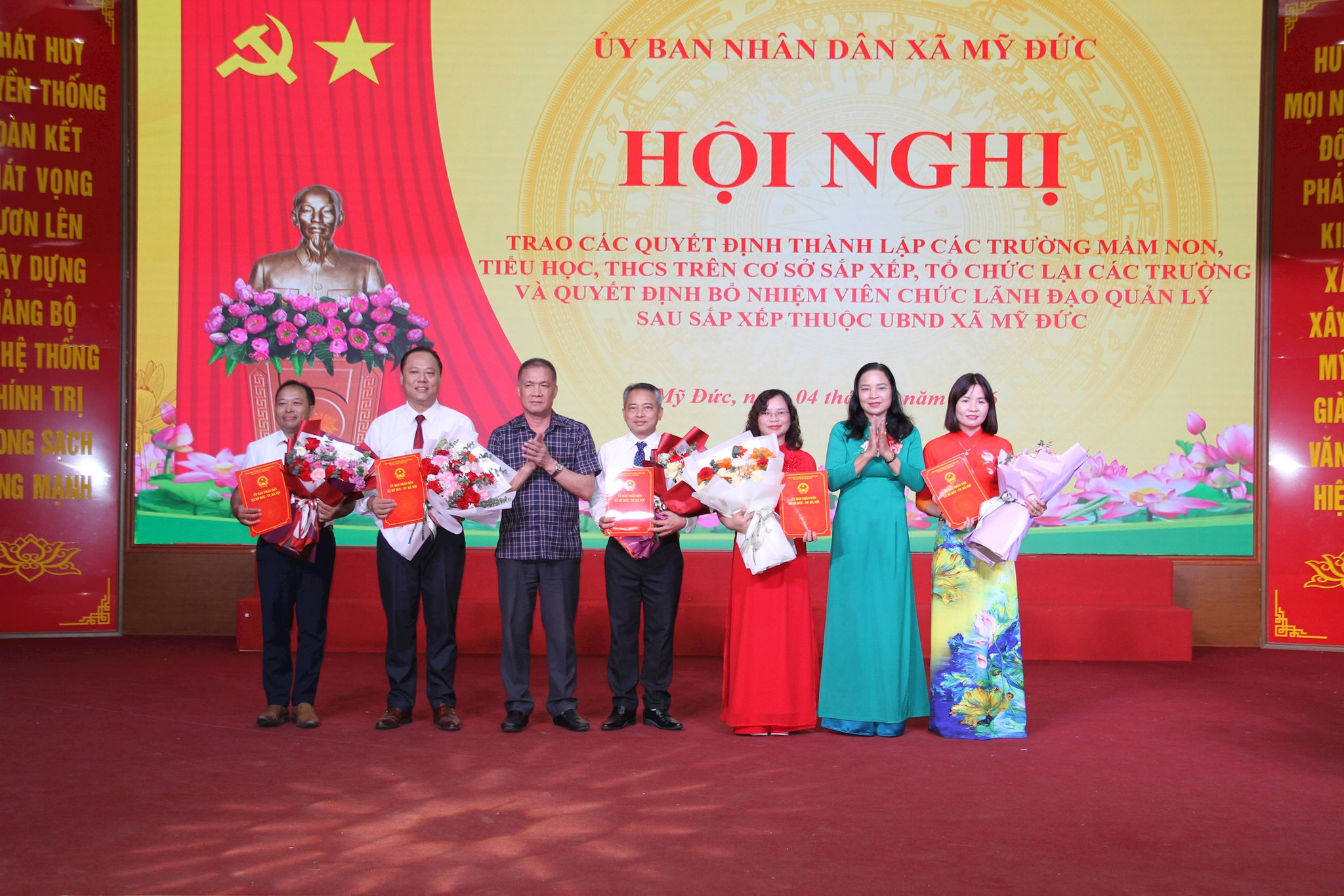  trao quyết định thành lập và bổ nhiệm Ban Giám hiệu các trường. Ảnh: Biên Phạm