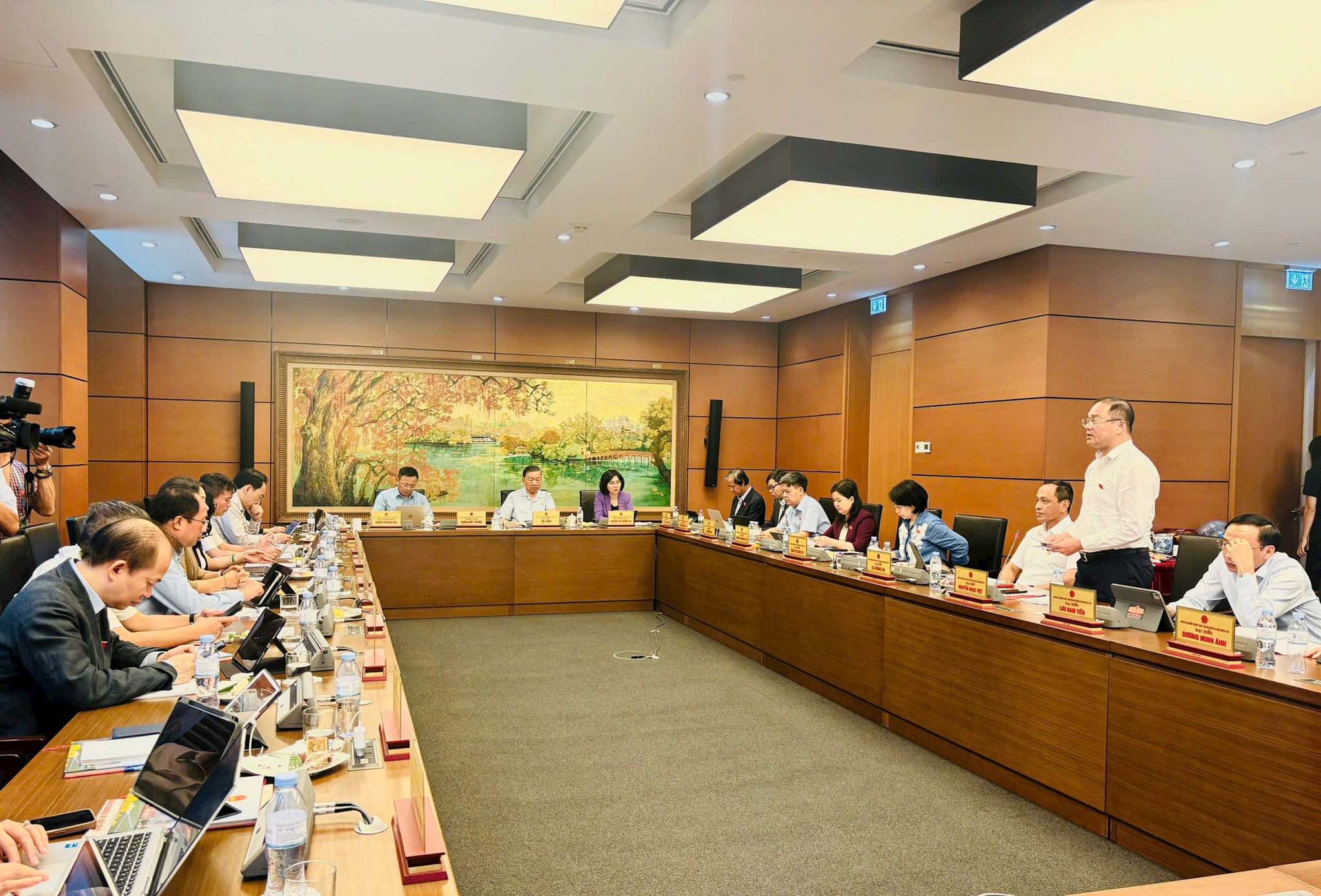 Quang cảnh thảo luận tại tổ đại biểu Đoàn Hà Nội sáng 4-8. Ảnh: Vân Hà