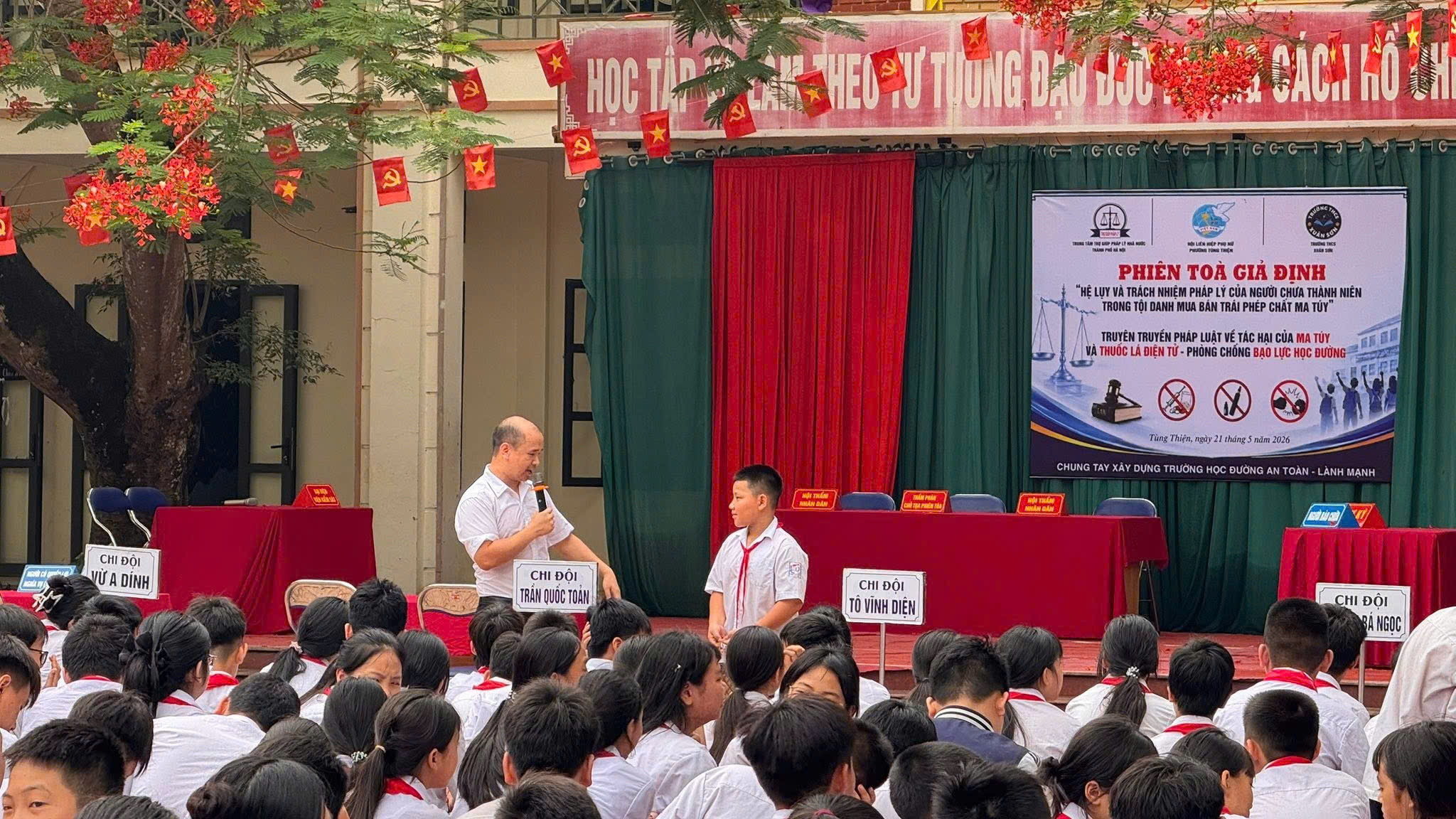 Học sinh Trường THCS Xuân Sơn tìm hiểu các quy định pháp luật thông qua hình thức phiên tòa giả định trực quan, sinh động. Ảnh: TH