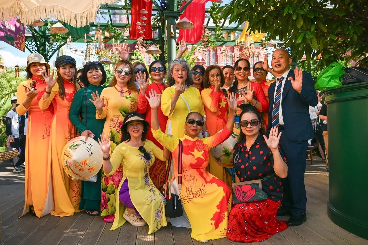 anh-3-du-khach-viet-trai-nghiem-dich-vu-mice-tai-moscow-co-the-ket-hop-tham-quan-va-hoa-minh-vao-nhung-su-kien-le-hoi-van-hoa-tai-trung-tam-thu-do.jpg