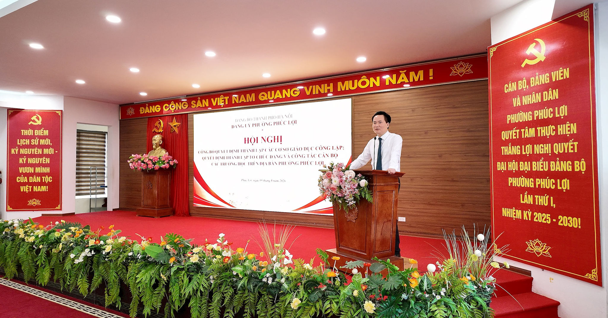 Bí thư Đảng ủy, Chủ tịch HĐND phường Nguyễn Thế Thạch phát biểu tại lễ công bố. Ảnh: Đức Cường