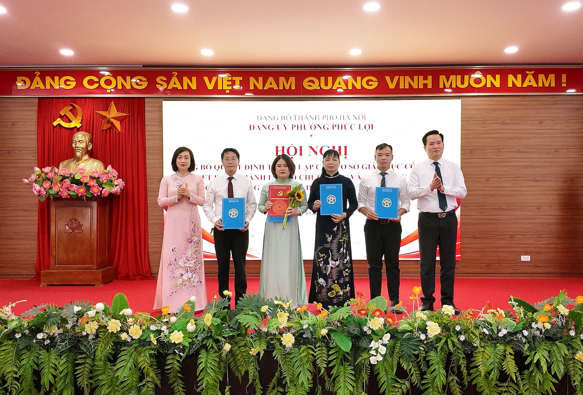 Lãnh đạo phường Phúc Lợi trao quyết định thành lập, bổ nhiệm Ban Giám hiệu các trường học công lập sau sắp xếp. Ảnh: Đức Cường