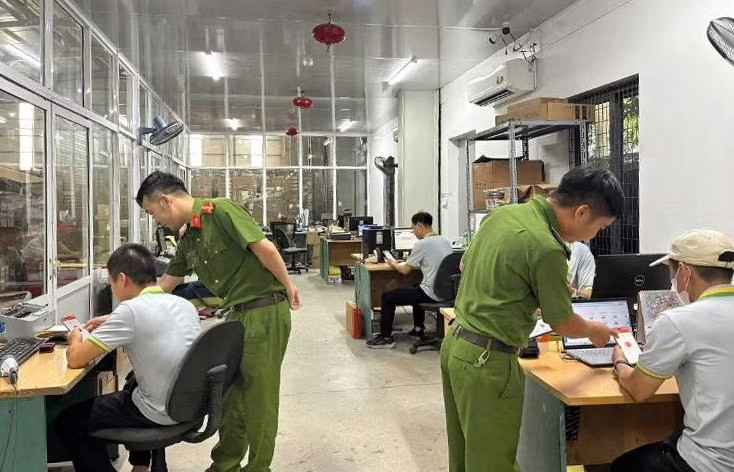 can-bo-doi-chua-chay-va-cuu-nan-cuu-ho-khu-vuc-so-30-cong-an-thanh-pho-ha-noi-huong-dan-cai-dat-ung-dung-bao-chay-114-cho-nguoi-dan-tai-xa-tay-phuong.-anh-nguyen-hung.jpg