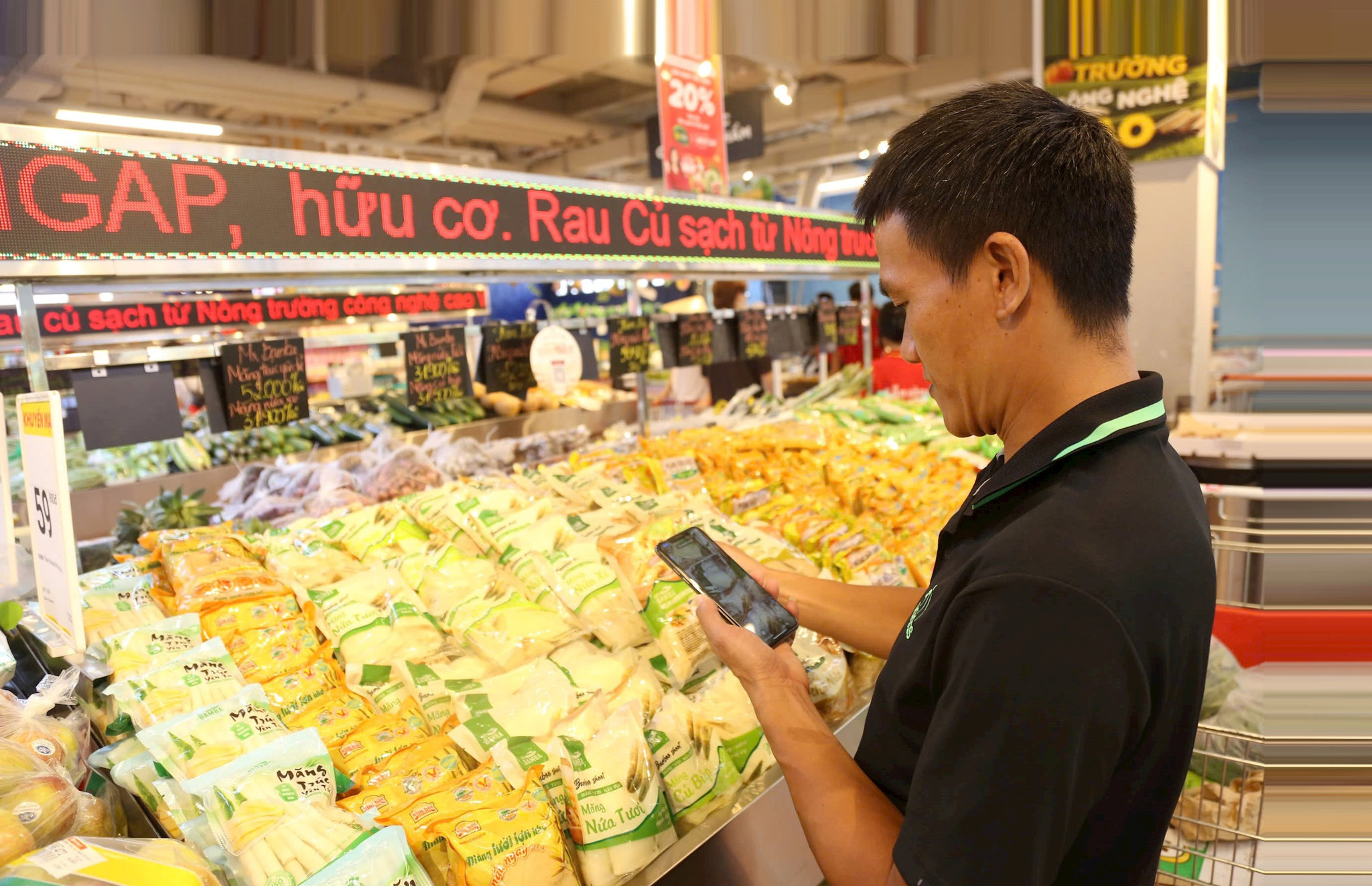 nguoi-tieu-dung-truy-xuat-nguon-goc-nong-san-tai-sieu-thi-winmart-phuong-cau-giay-.-anh-do-tam.jpg