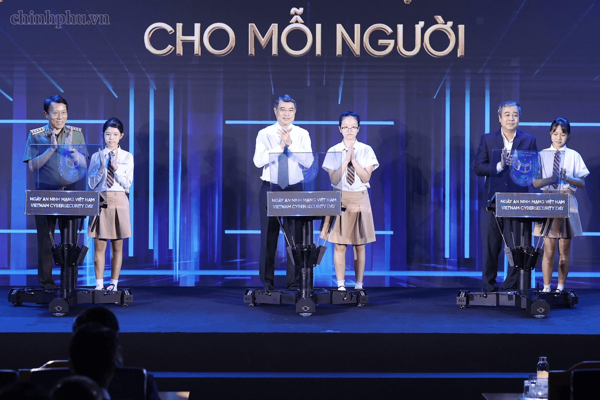 Thủ tướng cùng các đại biểu thực hiện nghi thức phát động chuỗi hoạt động Ngày An ninh mạng Việt Nam năm 2026. Ảnh: Nhật Bắc