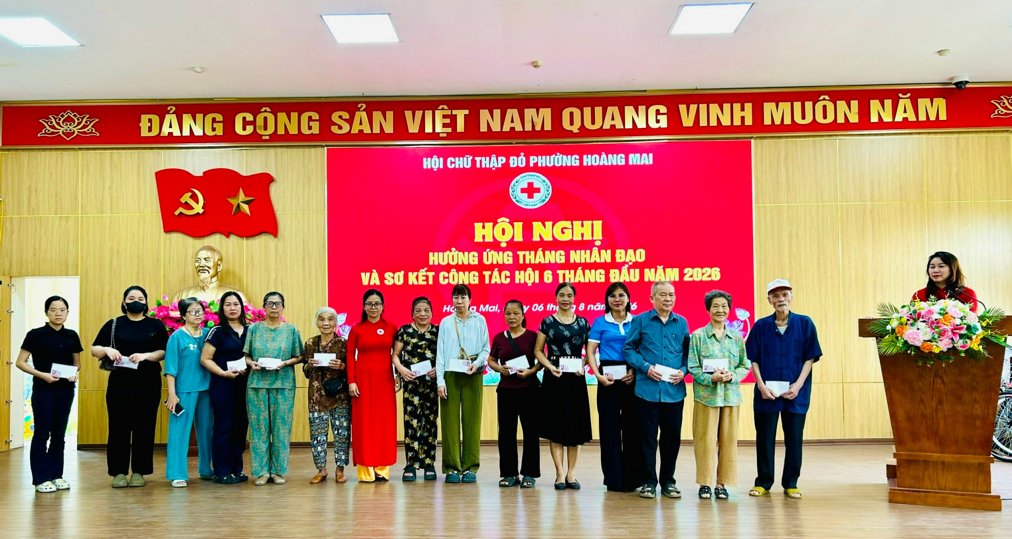Chủ tịch Hội Chữ thập đỏ phường Ngô Thu Châu trao quà Tháng Nhân đạo cho các gia đình có hoàn cảnh khó khăn. Ảnh: Trần Oanh.