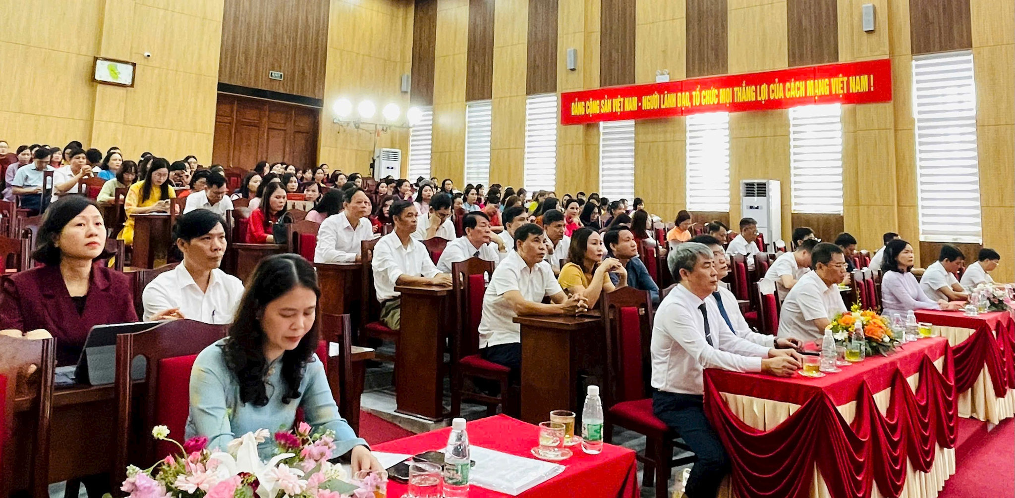 Các đại biểu tham dự Hội nghị tổng kết năm học 2025-2026 và công bố các quyết định sắp xếp đơn vị sự nghiệp giáo dục công lập xã Ô Diên.