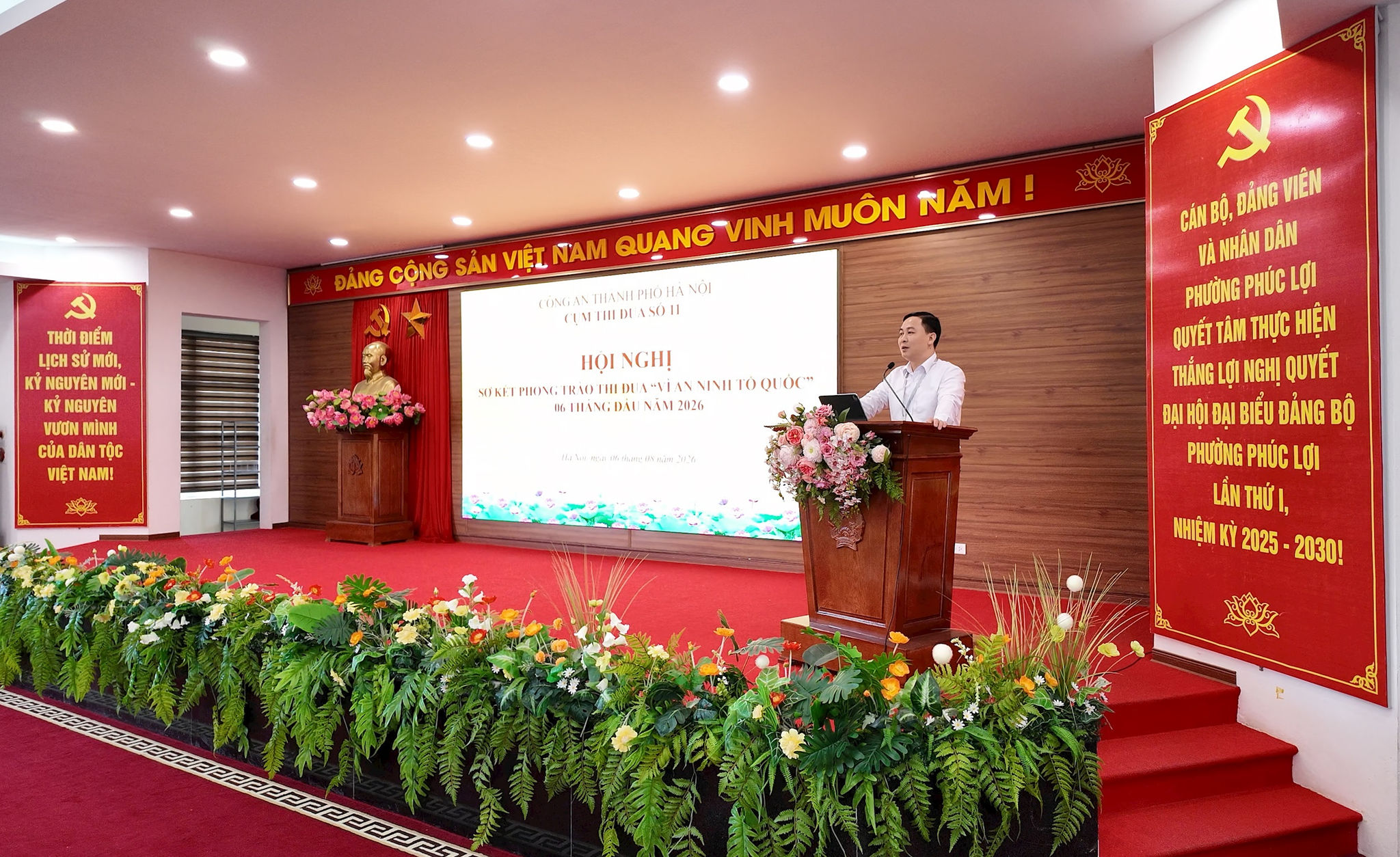 Phó Bí thư thường trực Đảng ủy phường Nguyễn Xuân Hiền phát biểu tại hội nghị. Ảnh: Đức Cường