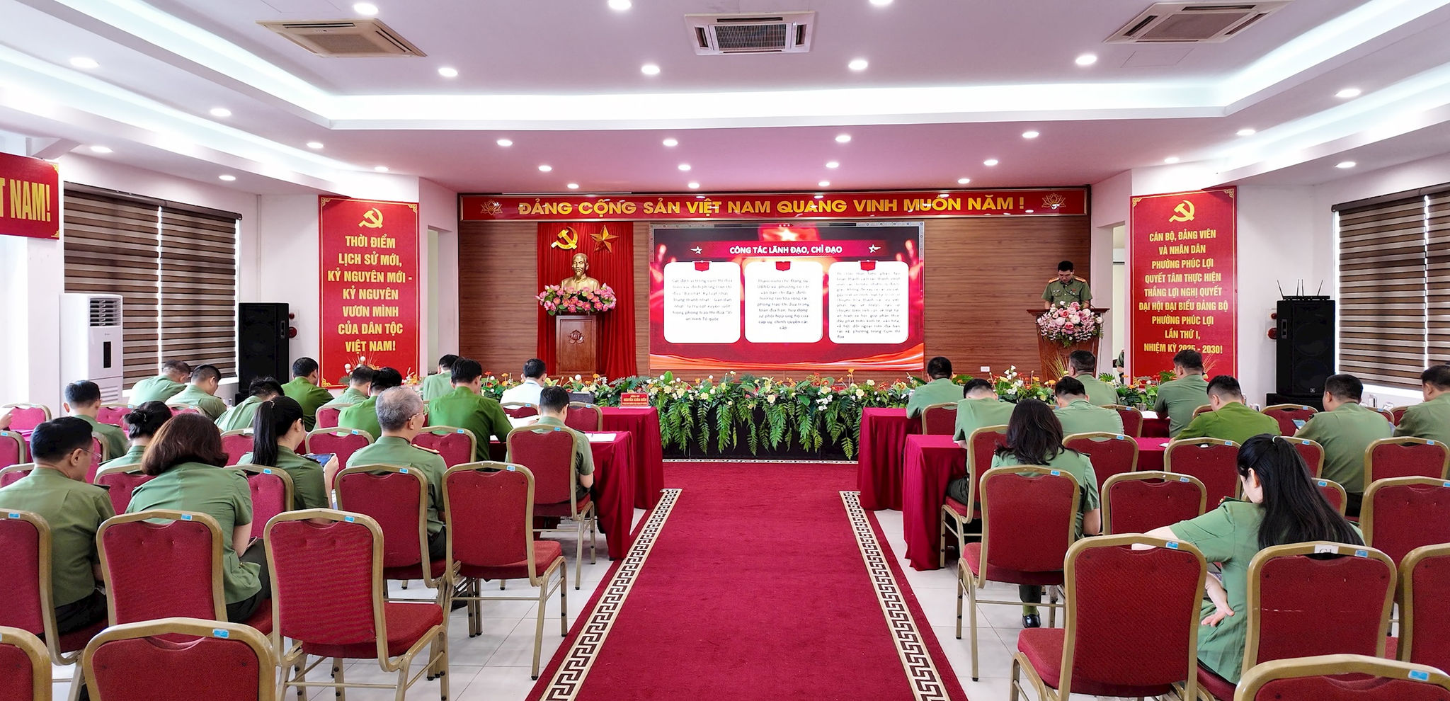 Đại diện các đơn vị trong Cụm thi đua số 11 trình bày tham luận, chia sẻ kinh nghiệm tại hội nghị. Ảnh: Đức Cường