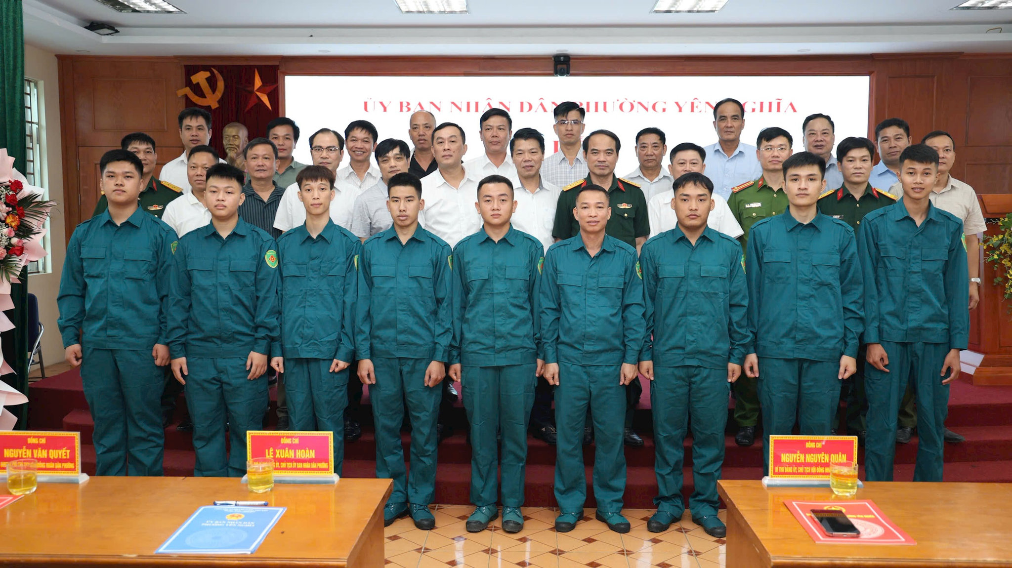 Lãnh đạo Bộ Tư lệnh Thủ đô Hà Nội, lãnh đạo phường Yên Nghĩa chụp ảnh lưu niệm cùng cán bộ, chiến sĩ Tiểu đội Dân quân thường trực phường sau lễ ra mắt. Ảnh: YN