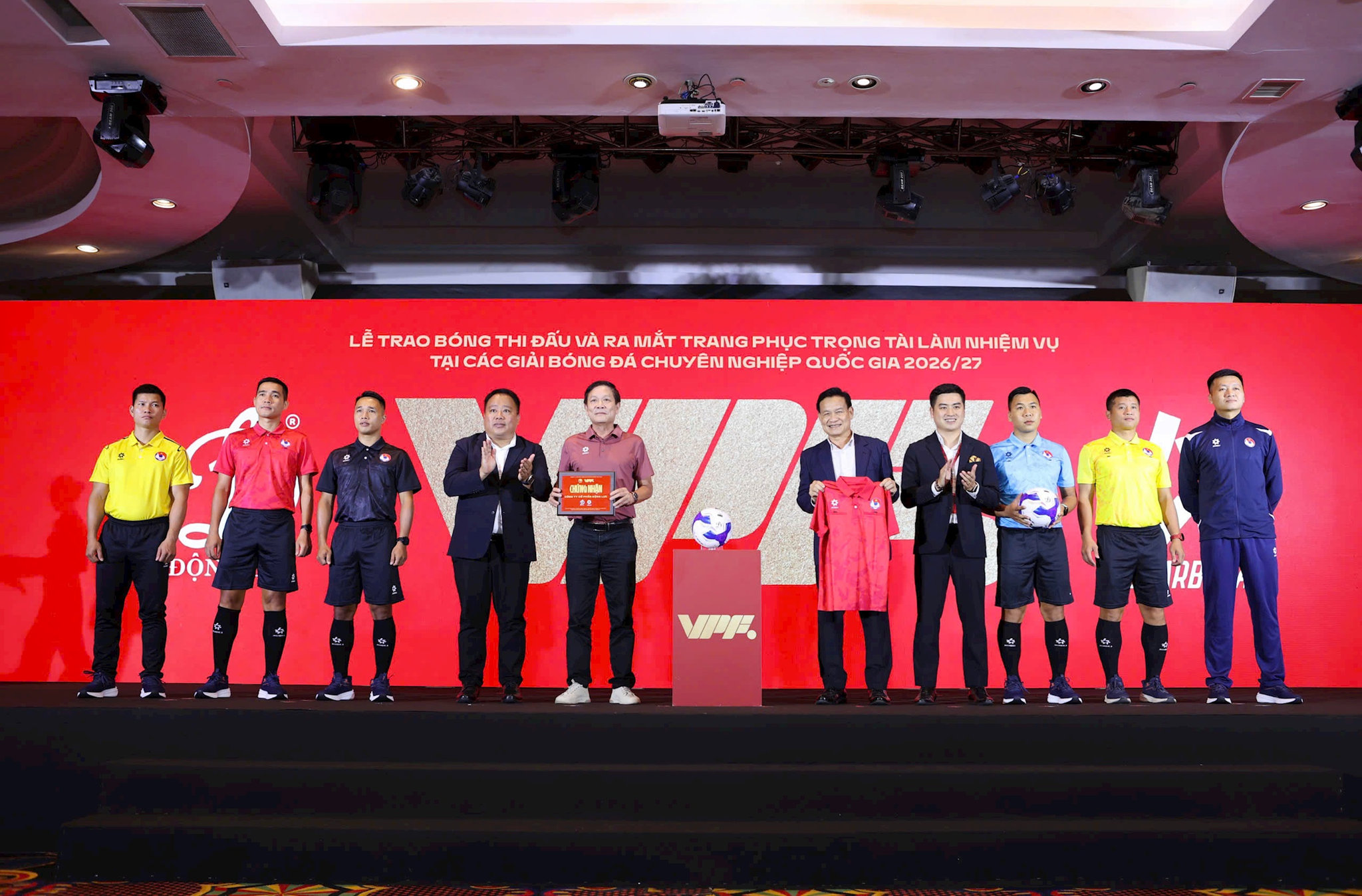 Trao áo trọng tài và bóng thi đấu mùa giải 2026-2027. Ảnh: PV