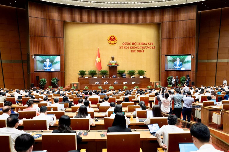 Các đại biểu Quốc hội thảo luận tại hội trường chiều 7--8. Anh