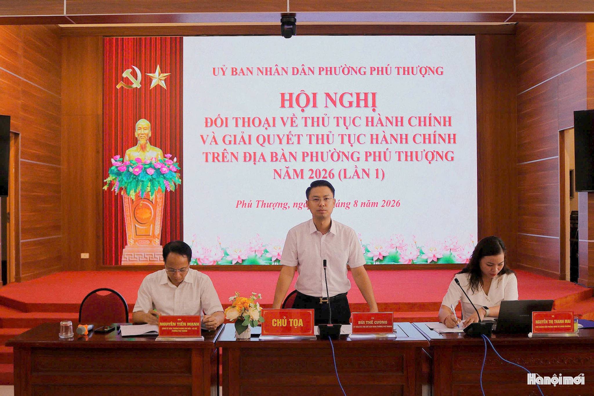 Phó Chủ tịch UBND phường Phú Thượng Bùi Thế Cường chủ trì hội nghị đối thoại. Ảnh: Hữu Vượng