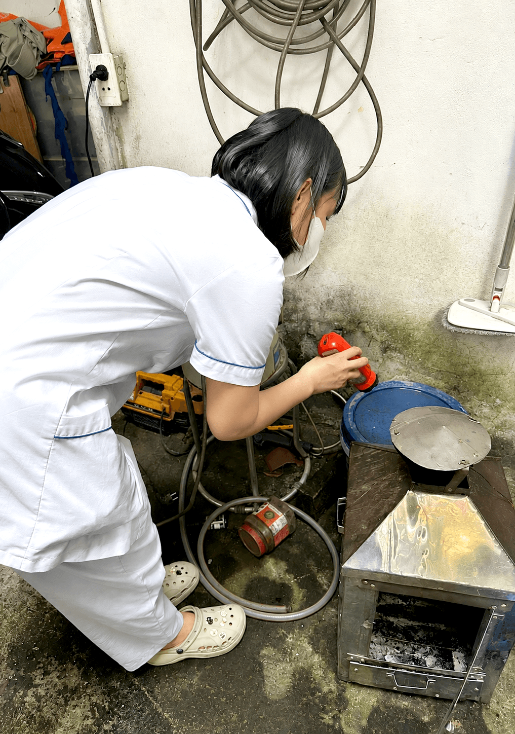 Công tác giám sát được thực hiện tỉ mỉ tại từng vị trí có nguy cơ đọng nước nhằm ngăn chặn nguồn sinh sản của muỗi truyền bệnh.