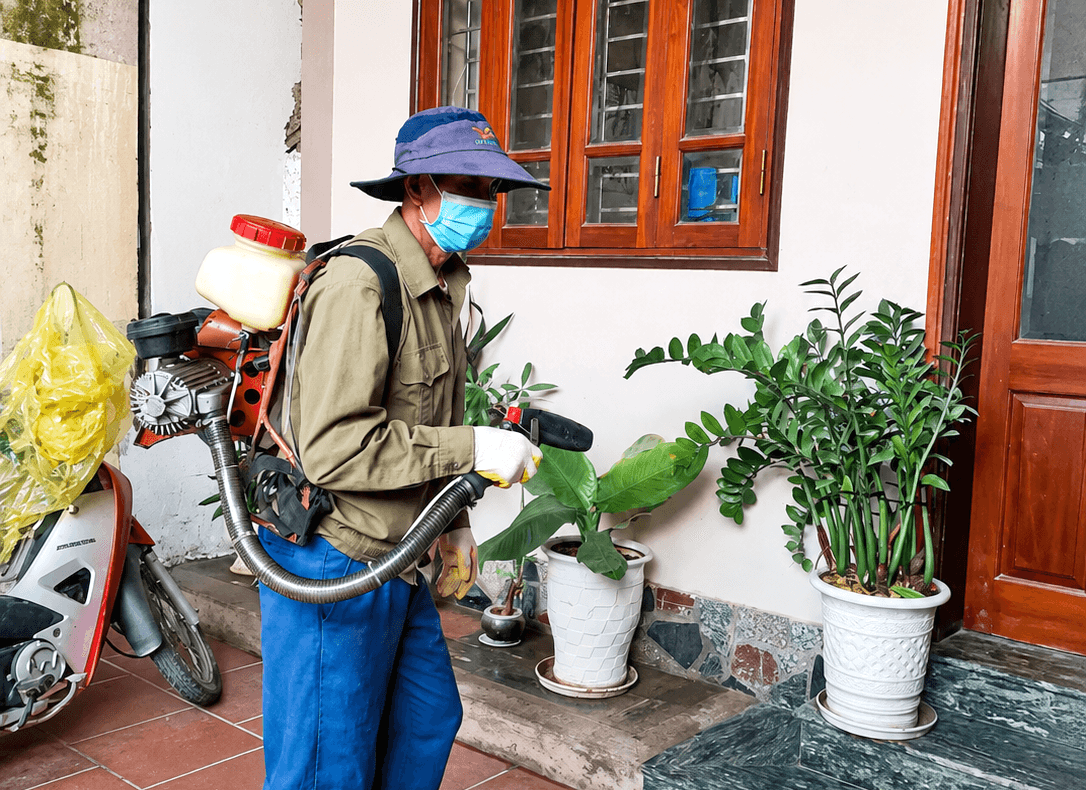 Việc xử lý hóa chất được triển khai đồng bộ cả trong và ngoài nhà theo đúng quy trình phòng, chống dịch.