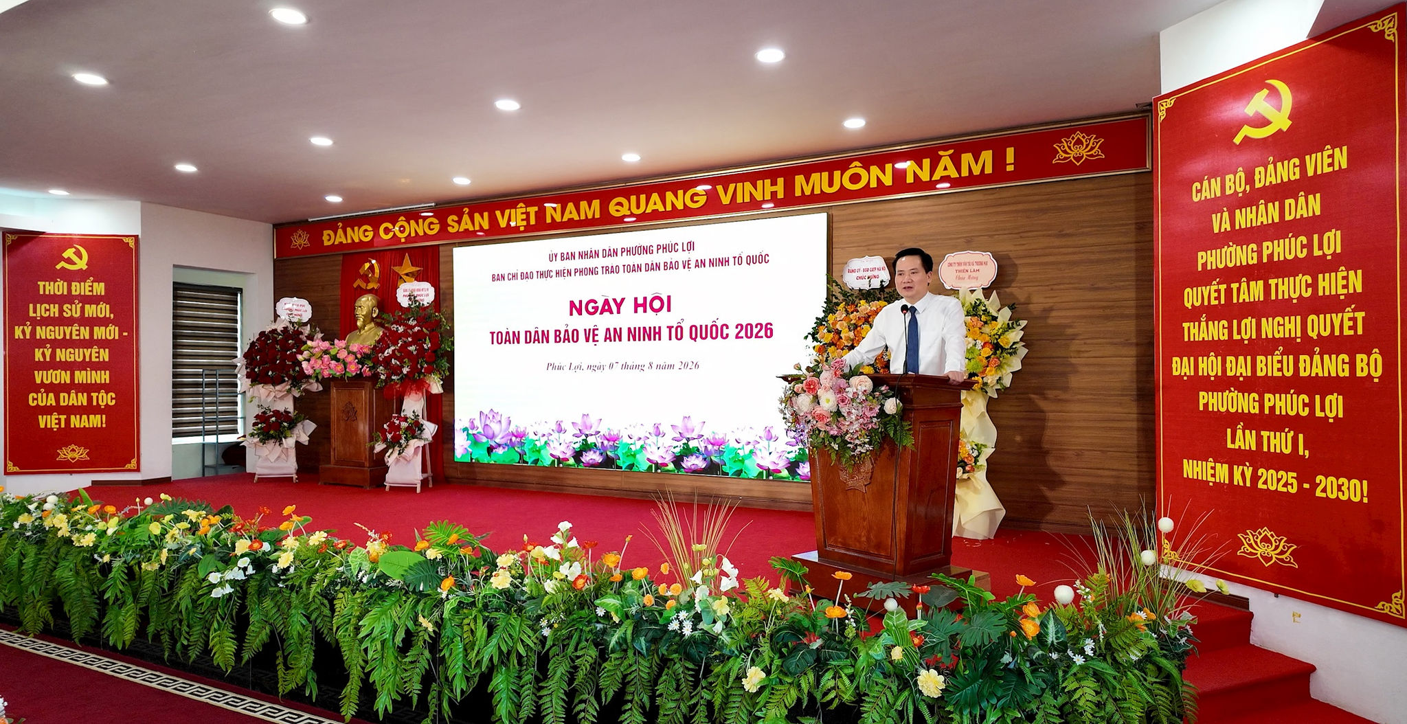 Bí thư Đảng ủy, Chủ tịch HĐND phường Nguyễn Thế Thạch phát biểu chỉ đạo tại ngày hội. Ảnh: Đức Cường