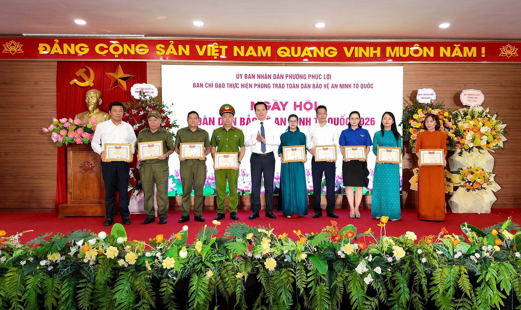Lãnh đạo phường trao tặng bằng khen cho các tập thể, cá nhân có thành tích trong phong trào”Toàn dân bảo vệ an ninh tổ Quốc”. Ảnh: Đức Cường