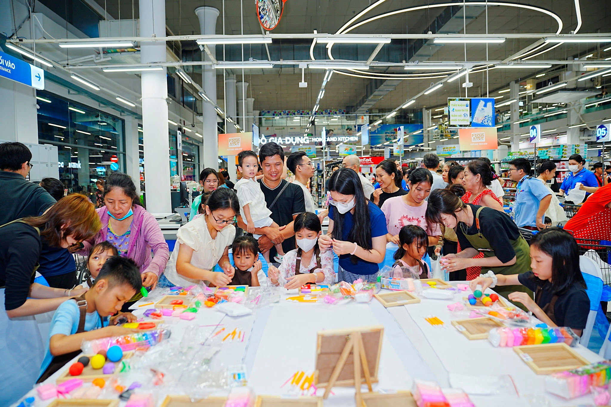 saigon-co.op-thuong-xuyen-to-chuc-cac-hoat-dong-trai-nghiem-cuoi-tuan-tai-cac-diem-ban-tao-them-diem-den-vui-choi-va-gan-ket-cho-cac-gia-dinh..jpg
