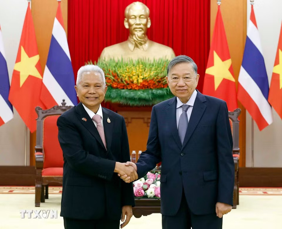media.vietnamplus.vn-images-8999cdab6551ac48f67bde3fa61d50fb041914f846e2d217f2173ed57e12f29789e2f51e4a420c248b508bc1af3d0f335b70558d620295a7cc46564094bfb686-_ttxvn-tbt-to-lam-thai-lan-1.jpg