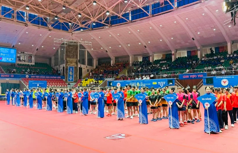 quang-canh-le-khai-mac-bong-ban.jpg
