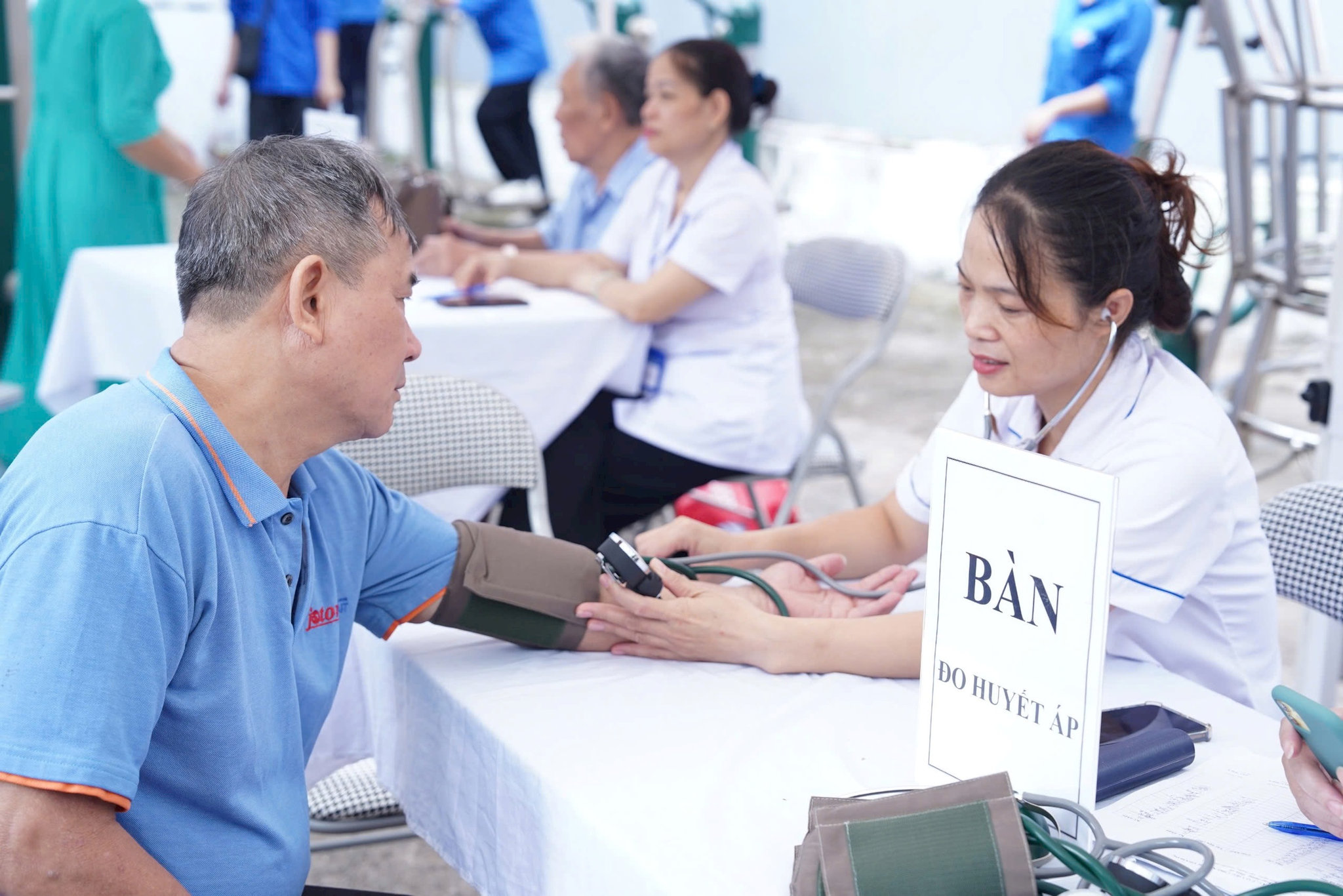 Người dân, các cụ cao tuổi hào hứng trải nghiệm hoạt động tại mô hình vừa ra mắt. Ảnh: Đức Cường