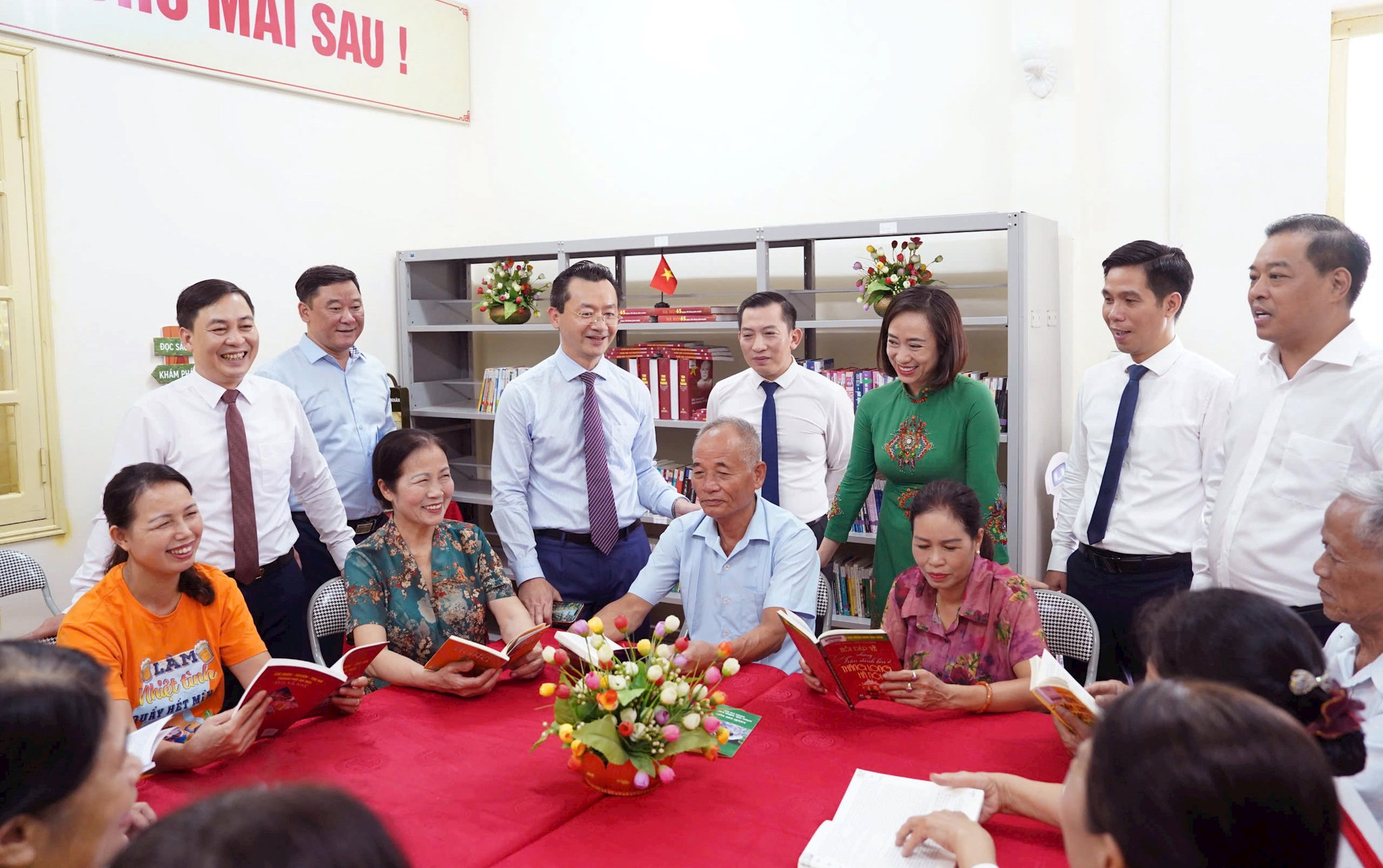 Đại biểu tham quan, trải nghiệm các không gian sinh hoạt tại Nhà văn hóa tổ dân phố số 3. Ảnh: Đức Cường