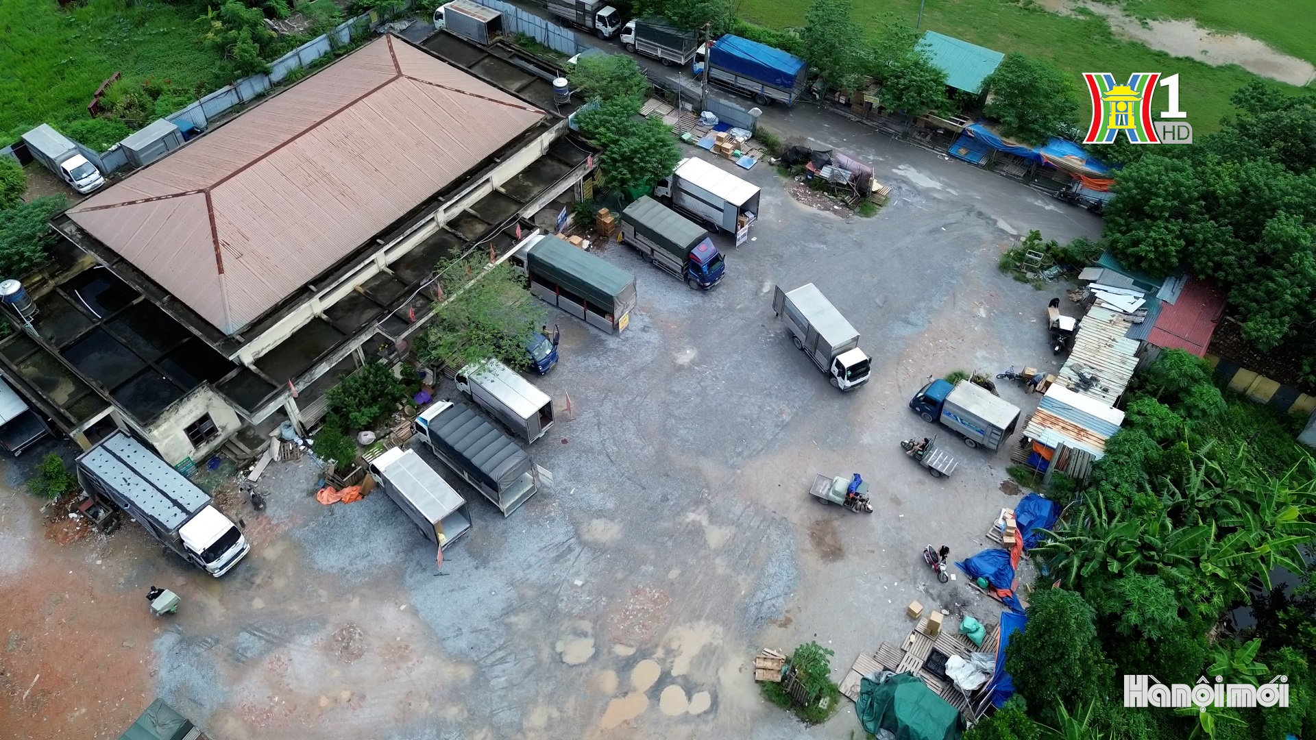 Nhà văn hóa Bắc Lãm 9, phường Phú Lương, thành phố Hà Nội biến thành điểm tập kết hàng hóa liên tỉnh