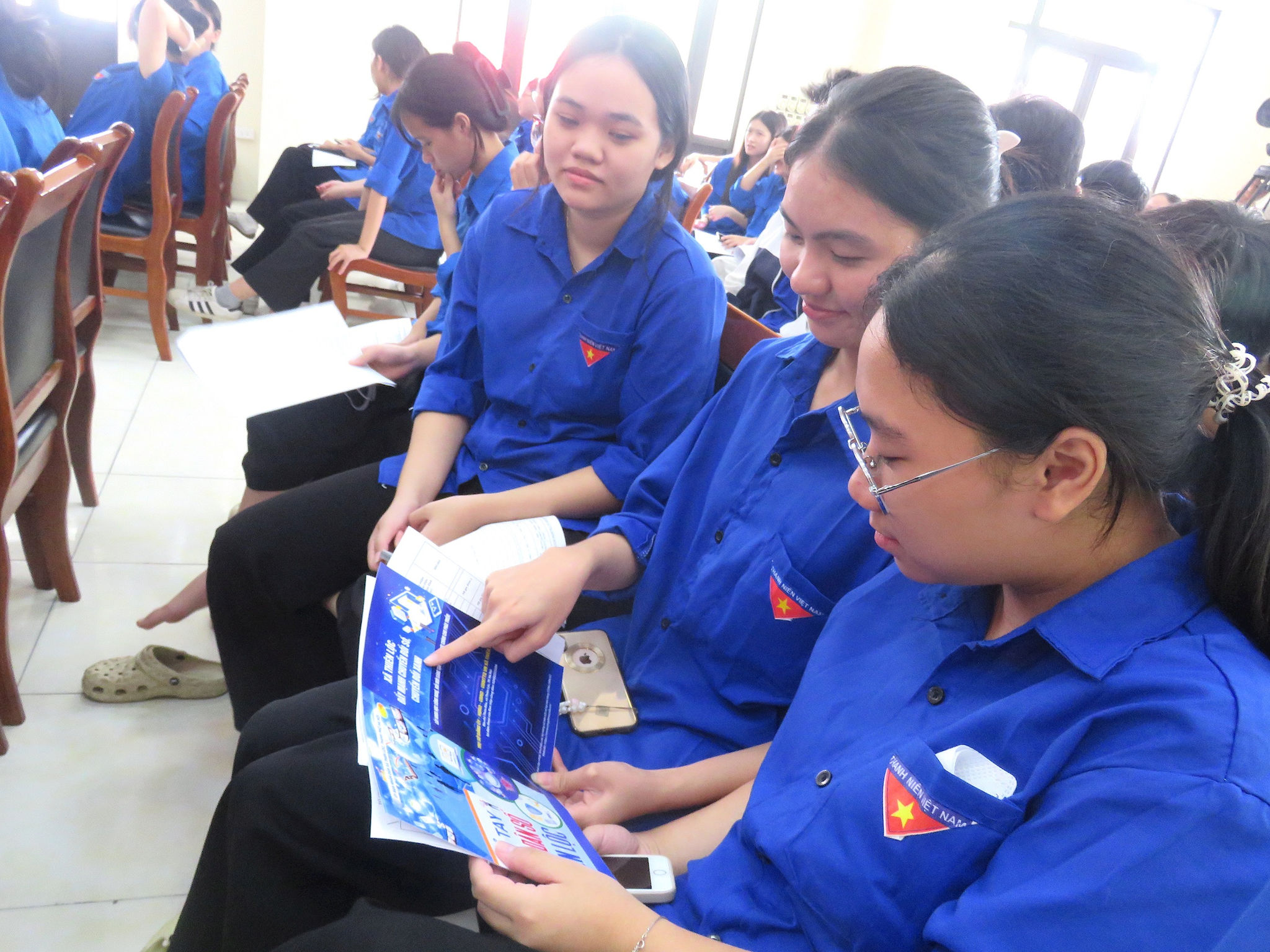 Đoàn viên, thanh niên xã Thiên Lộc nghiên cứu “Sổ tay công dân số Thiên Lộc” . Ảnh: Hy Ninh