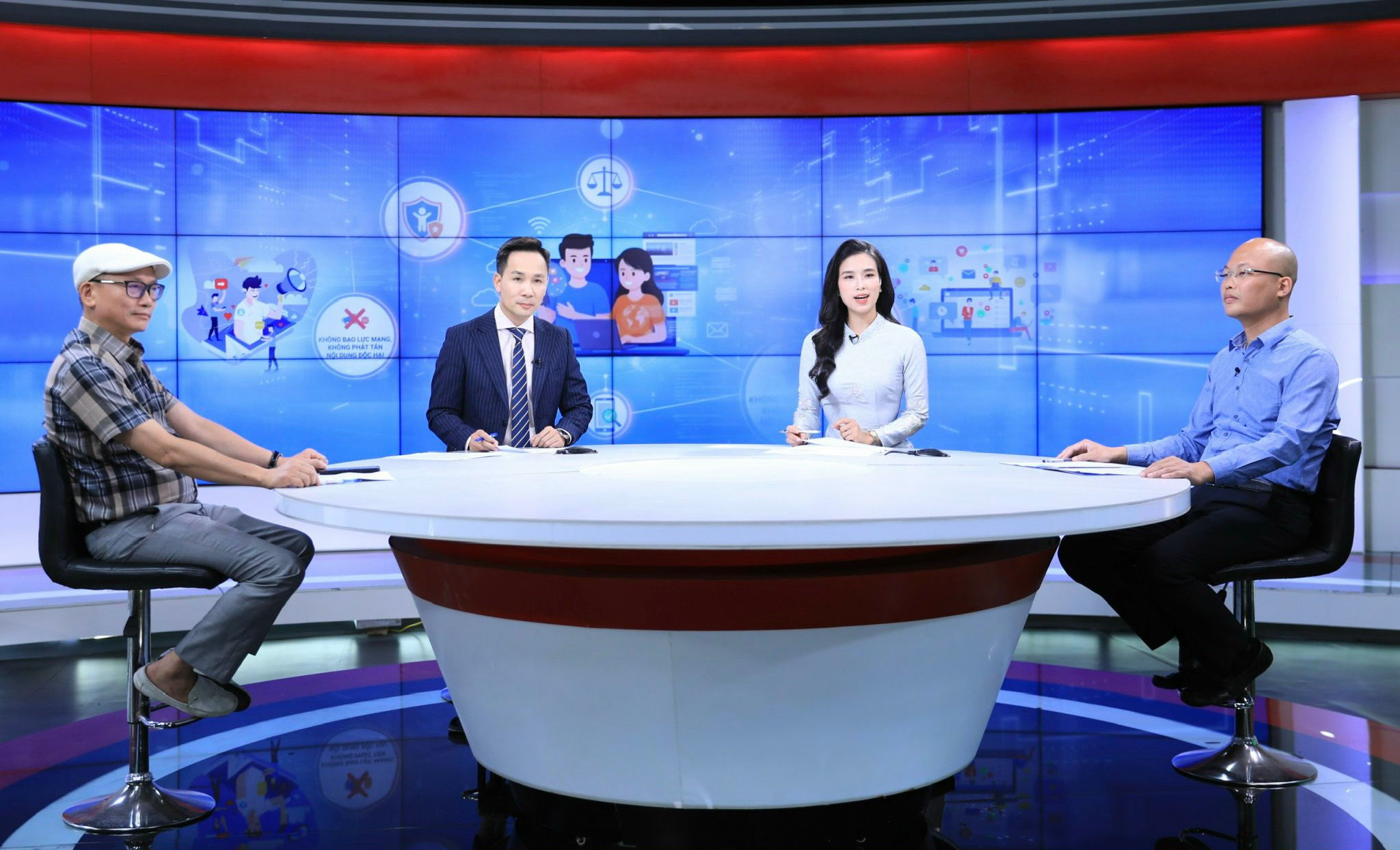 cac-khach-moi-tham-gia-chuong-trinh-ha-noi-chuyen-dong-voi-chu-de-xay-dung-van-hoa-ung-xu-tren-khong-gian-mang-do-co-quan-bao-va-phat-thanh-truyen-hinh-ha-noi-thuc-hien.-anh-quang-thai.jpg