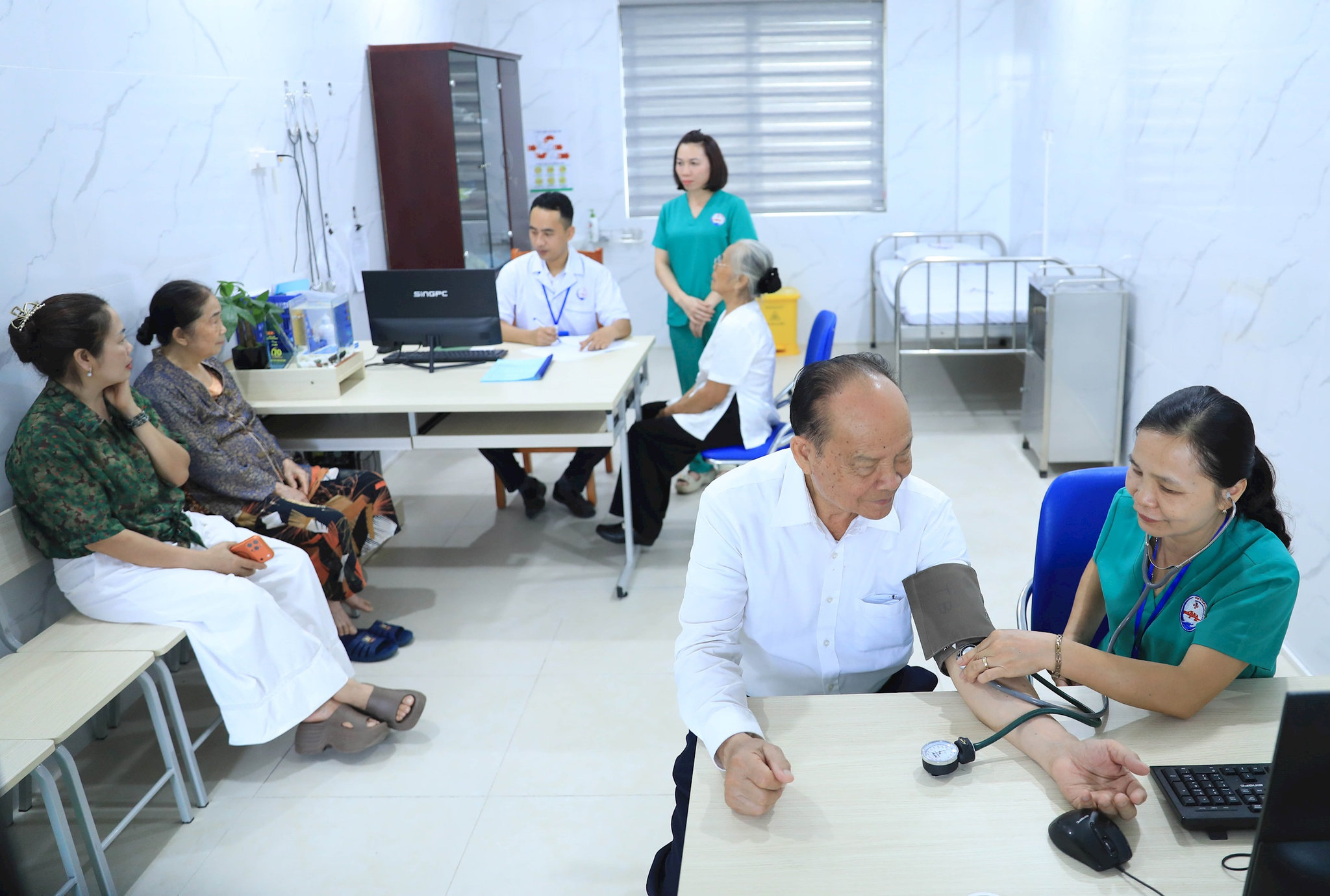 kham-tu-van-suc-khoe-cho-nguoi-cao-tuoi-tai-co-so-cham-soc-suc-khoe-ban-ngay-cho-nguoi-cao-tuoi-phuong-long-bien-.-anh-nguyen-quang.jpg