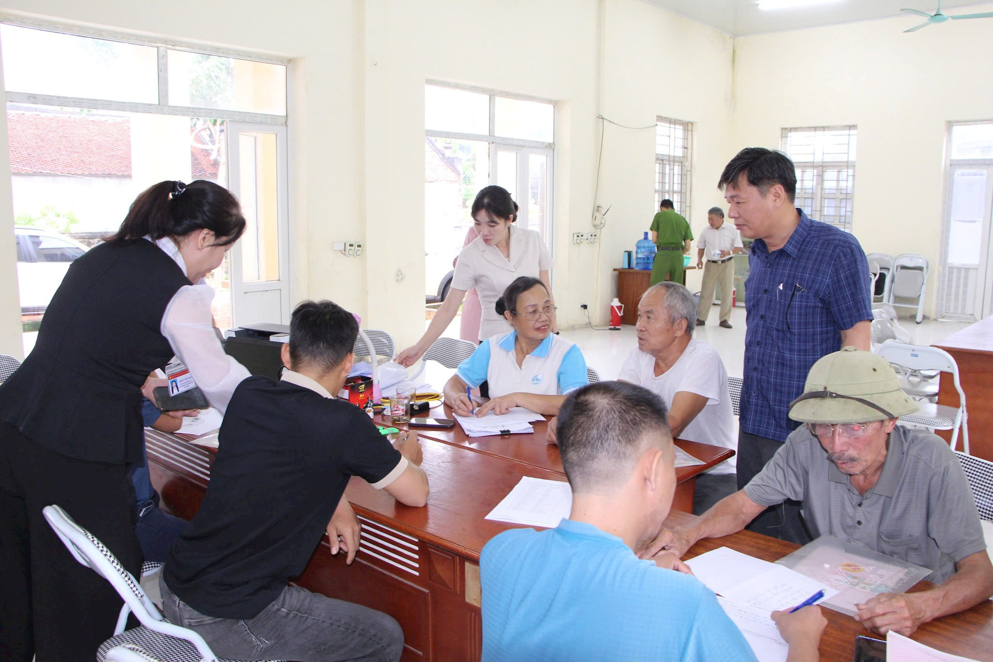 Phó Bí thư Thường trực Đảng ủy xã Phú Nghĩa Nguyễn Hợp Tiến làm Trưởng đoàn giám sát số 2 kiểm tra, chỉ đạo các tổ chức chính trị - xã hội, MTTQ và các đoàn thể tích cực vào cuộc, hoàn thành Chiến dịch làm sạch dữ liệu đất đai trước ngày 25-8. Ảnh: Mai Trang
