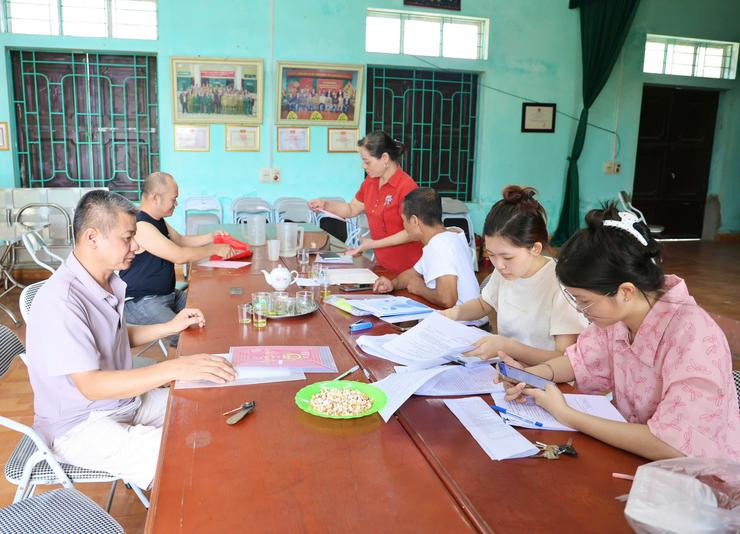 Gần một tháng nay, nhà văn hóa các thôn của xã Phú Nghĩa luôn sáng đèn thực hiện Chiến dịch 45 ngày đêm làm sạch dữ liệu đất đai. Ảnh: Hoài Lưu