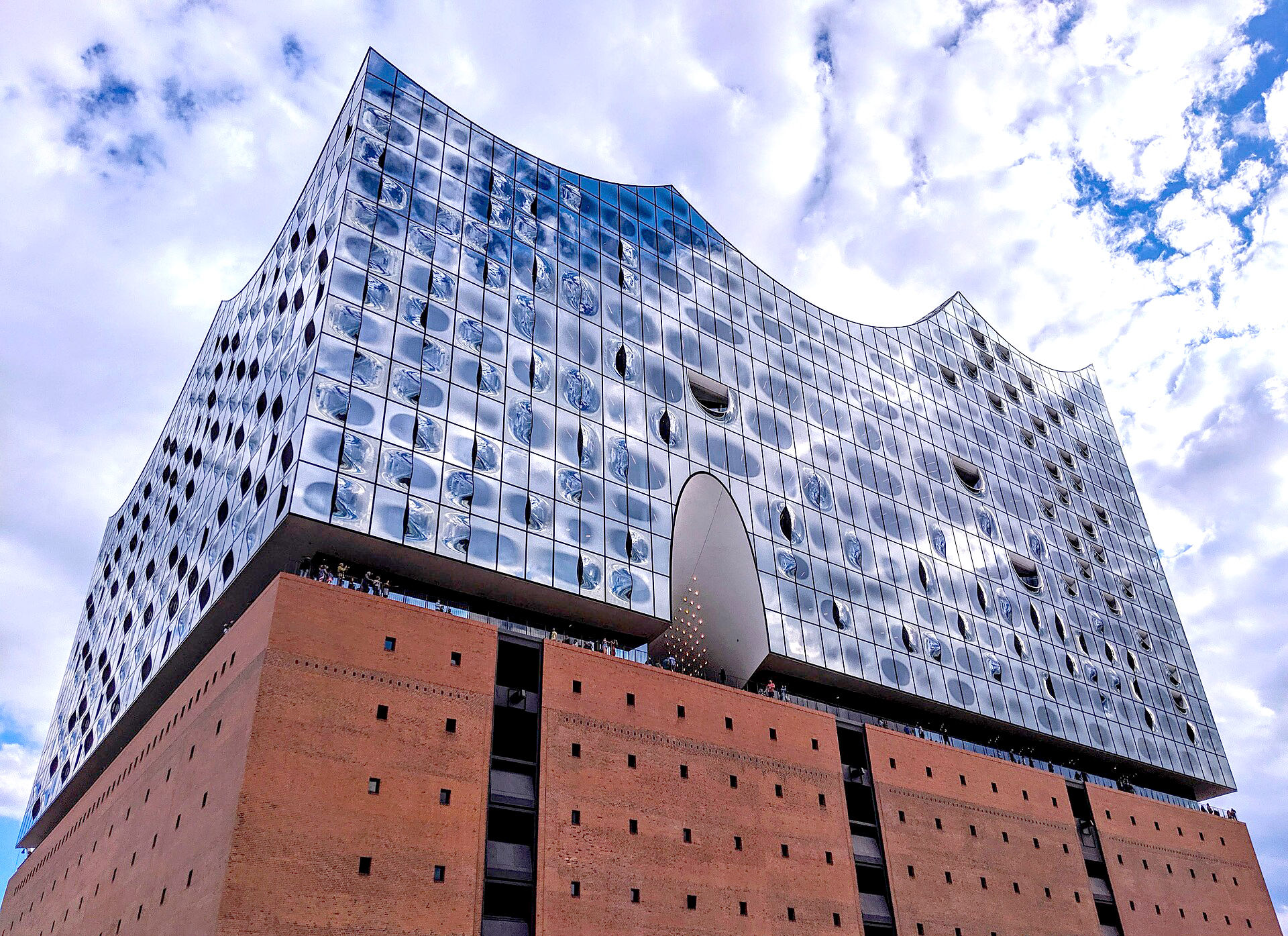 HafenCity -Elbphilharmonie nổi bật trong không gian HafenCity, nơi Hamburg chuyển đổi đất cảng cũ thành khu đô thị mới. Ảnh Wikimedia Commons