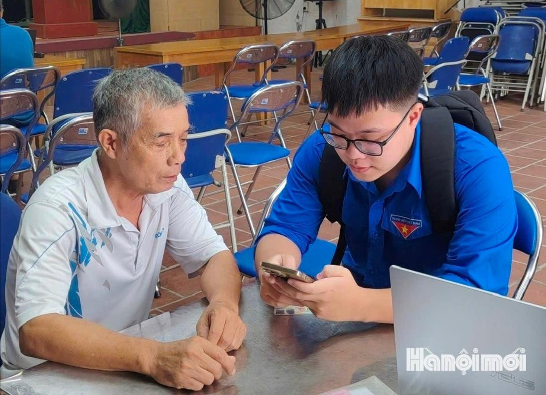 Tuổi trẻ Phú Thượng đưa chuyển đổi số đến từng chi bộ