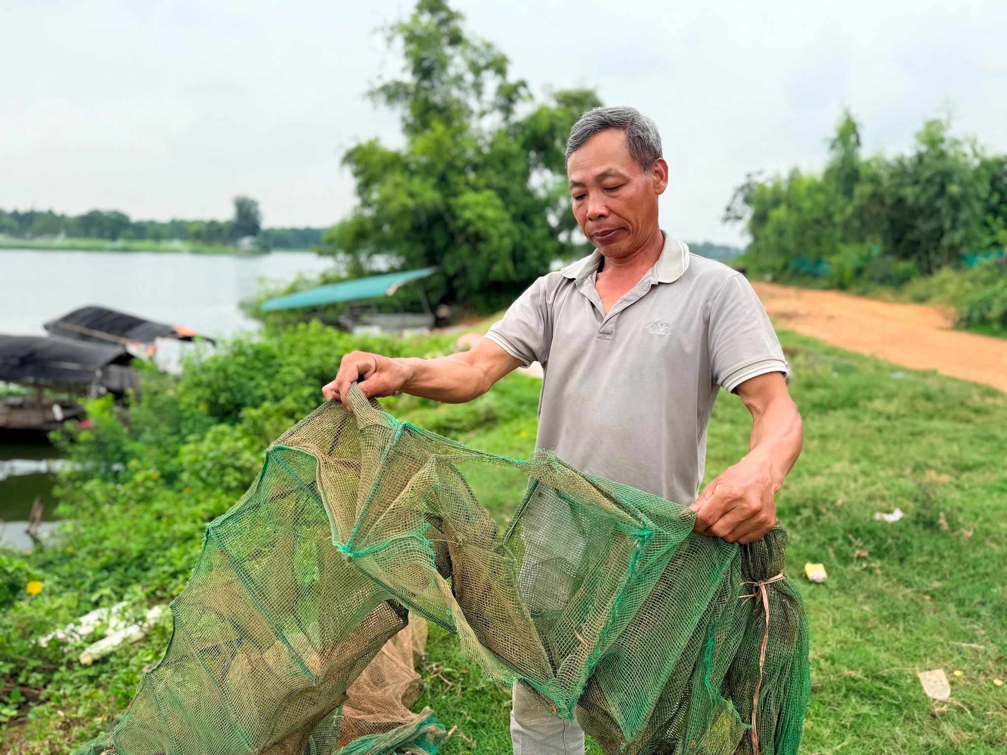 Ngư cụ của người dân bị hỏng tại sông Thiếp. Ảnh: Thanh Hà