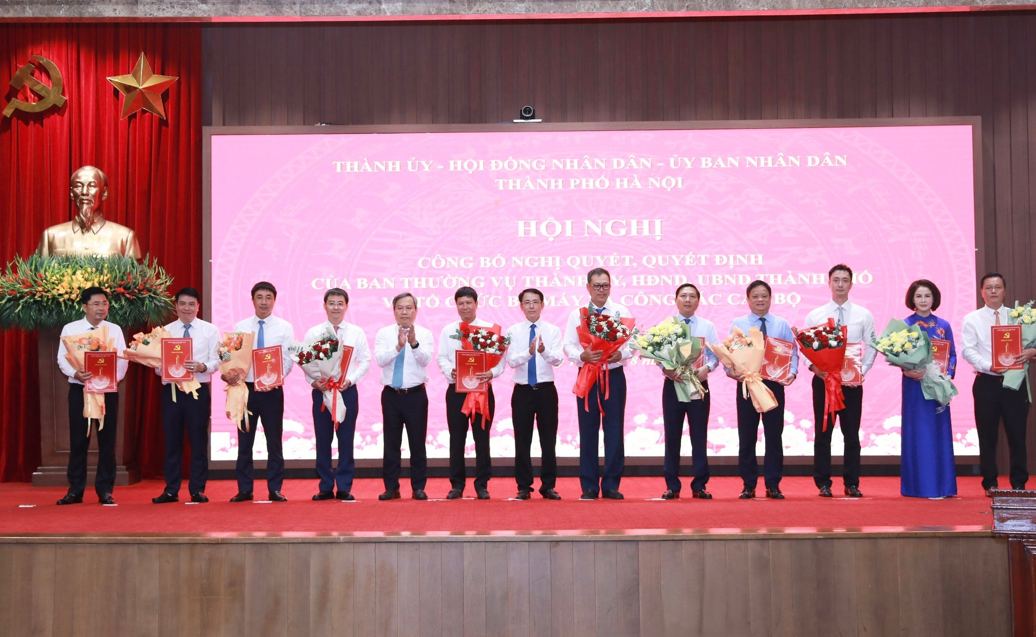 Ph&oacute; B&iacute; thư Thường trực Th&agrave;nh ủy H&agrave; Nội Nguyễn Trọng Đ&ocirc;ng; Ph&oacute; B&iacute; thư Th&agrave;nh ủy, Chủ tịch UBND th&agrave;nh phố H&agrave; Nội Vũ Đại Thắng trao quyết định của Ban Thường vụ Th&agrave;nh ủy H&agrave; Nội cho c&aacute;c đồng ch&iacute; Nguyễn Thanh Li&ecirc;m v&agrave; Vũ Minh Tuấn c&ugrave;ng c&aacute;c đồng ch&iacute; nhận nhiệm vụ mới. Ảnh Tha