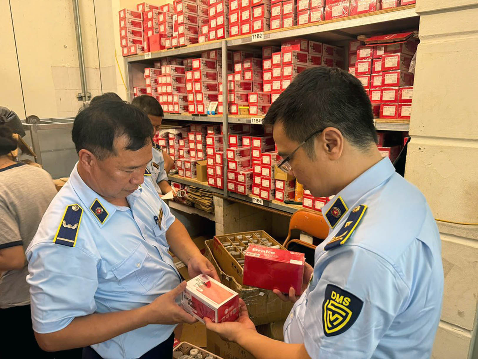QLTT Hà Nội phát hiện 53.000 sản phẩm phụ tùng ô tô giả mạo nhãn mác. Ảnh: Hoài