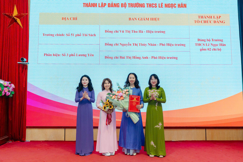 Bí thư Đảng ủy, Chủ tịch HĐND phường Hai Bà Trưng Chu Hồng Minh cùng lãnh đạo phường Hai Bà Trưng trao quyết định thành lập tổ chức cơ sở Đảng cho trường THCS Lê Ngọc Hân. Ảnh: NQ