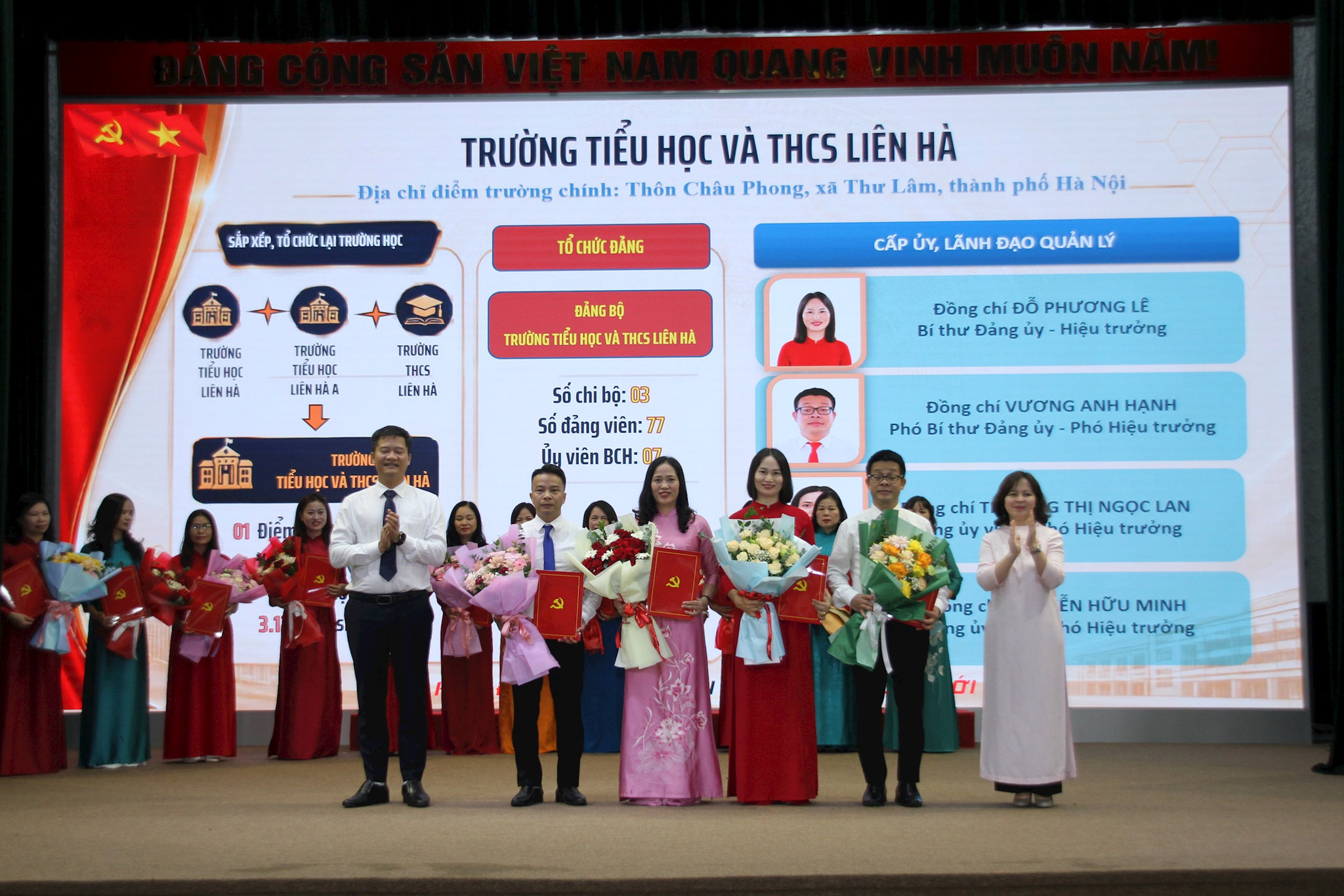 Lãnh đạo xã Thư Lâm trao rao các Nghị quyết, Quyết định thành lập các cơ sở giáo dục công lập, tổ chức đảng và công tác cán bộ sau sắp xếp trên địa bàn xã Thư Lâm.