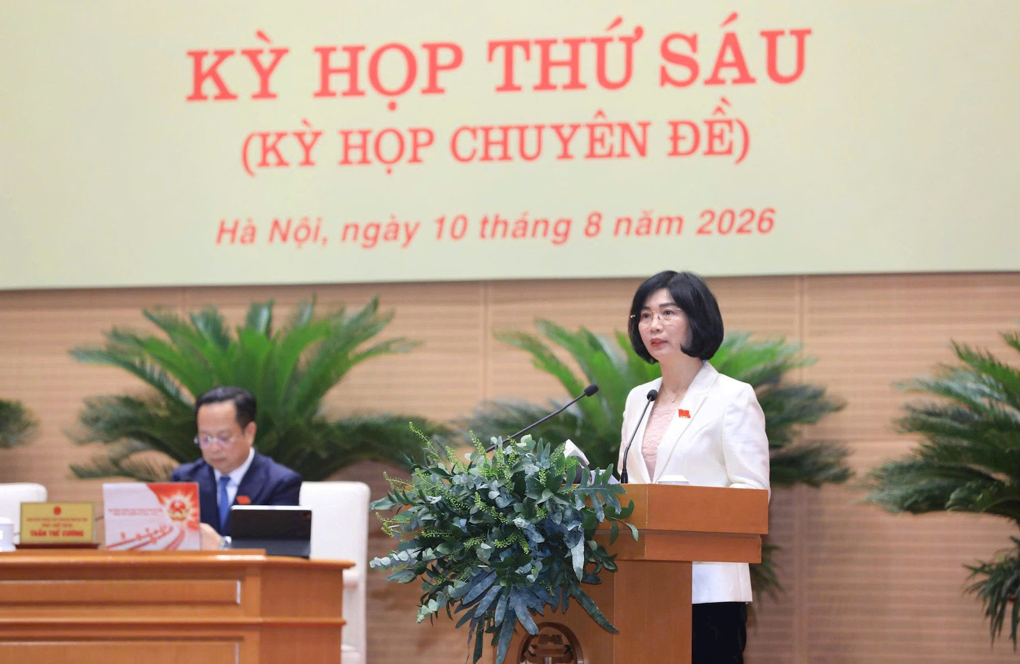 Chủ tịch HĐND thành phố Phùng Thị Hồng Hà phát biểu bế mạc kỳ họp. Ảnh: Thành Thái