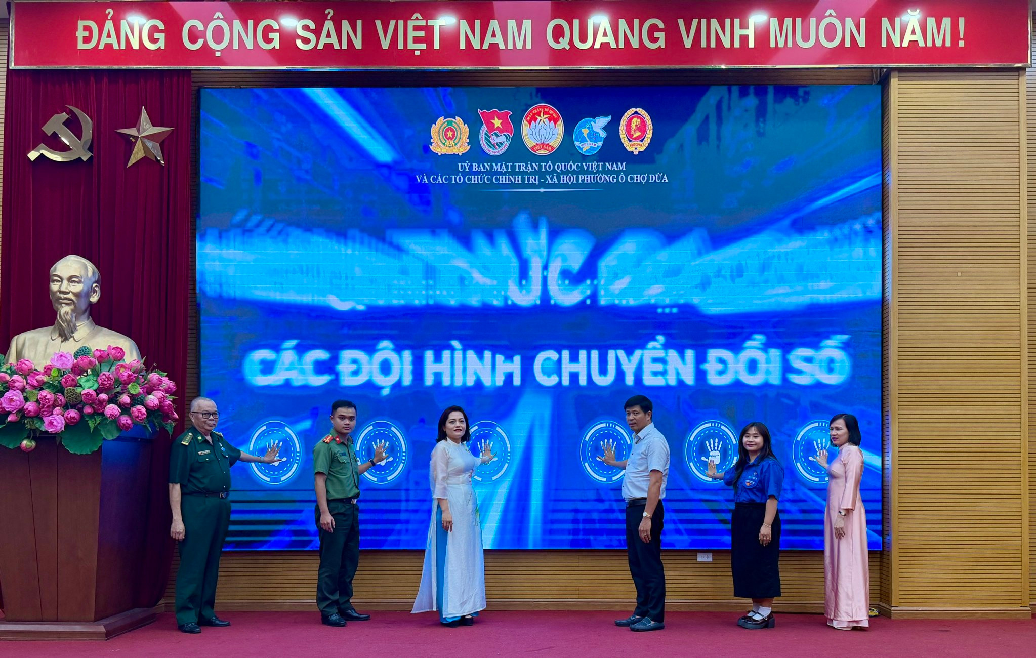 Lãnh đạo phường Ô Chợ Dừa thực hiện nghi thức ra mắt các mô hình chuyển đổi số của MTTQ và các tổ chức chính trị - xã hội. Ảnh: Võ Giang