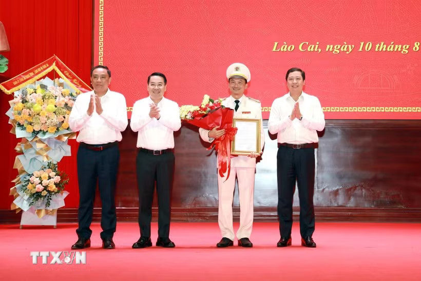 Các đồng chí lãnh đạo tỉnh Lào Cai tặng hoa chúc mừng Đại tá Trịnh Khắc Cường. (Ảnh: TTXVN phát)